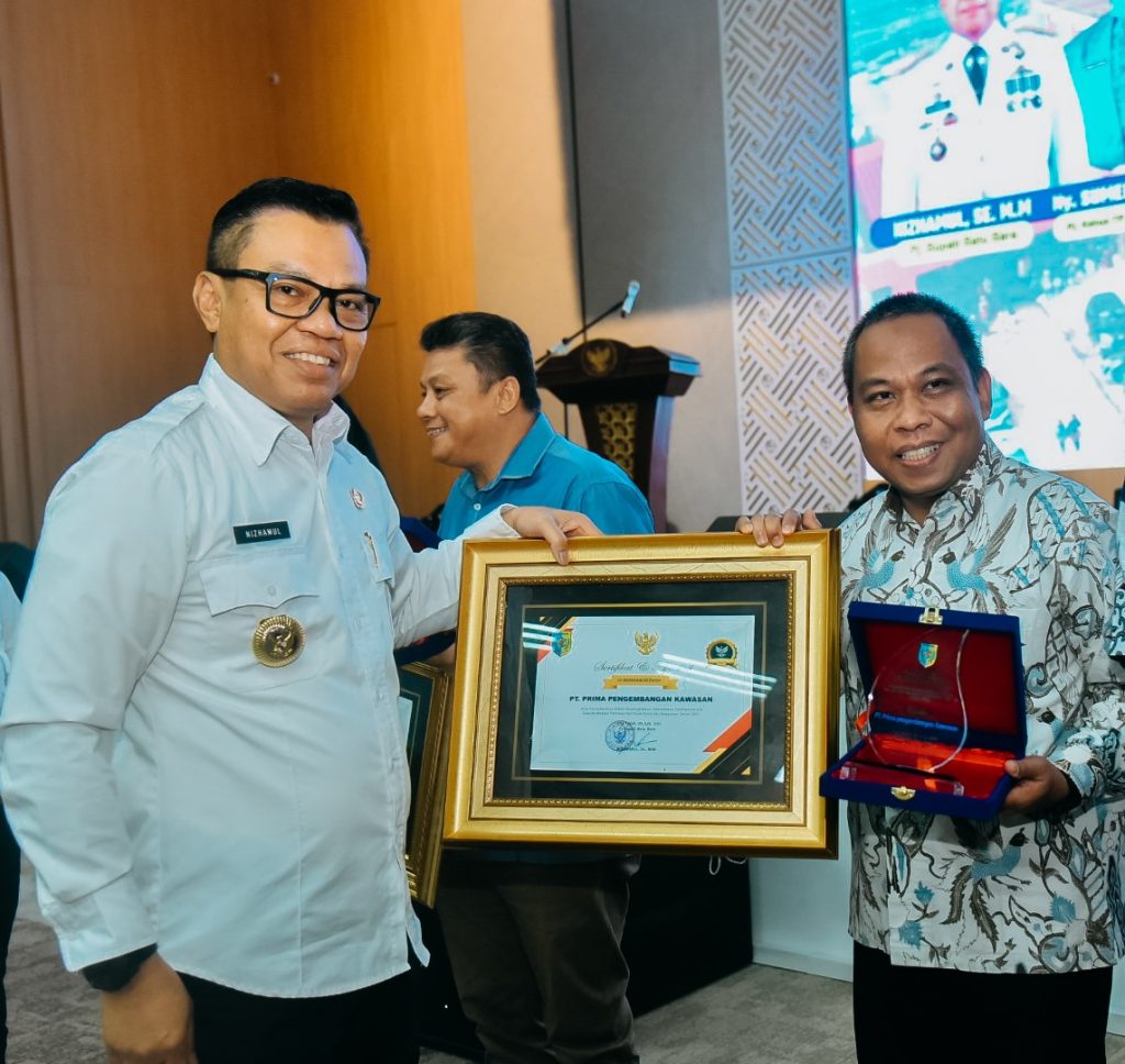 Acting Regent of Batu Bara's Award to PT. PPK for its Contribution to Building Batu Bara